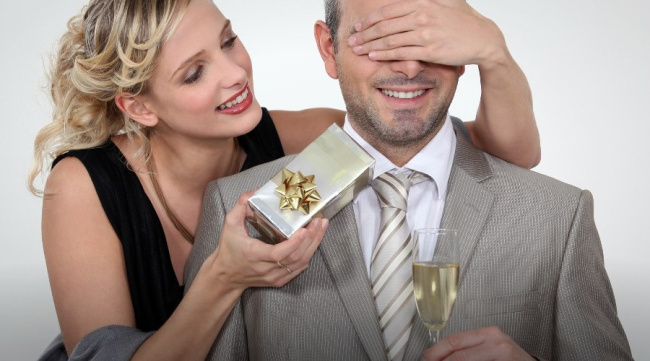 Что подарить мужу на свадьбу: варианты подарков и рекомендации